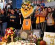 KOBE BRYANT A MURIT! Fostul mare baschetbalist a decedat, după ce elicopterul în care se afla alături de Gianna, fiica sa, și alte șapte persoane s-a prăbușit. Fanii săi s-au strâns în apropiere de Staples Center, arena lui LA Lakers, unde au aprins mai multe lumânări și au depus flori în memoria lui Kobe. Foto: Reuters