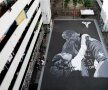 ADORAT ÎN TOATĂ LUMEA. Continuă să apară mostre de iubire pentru Kobe Bryant și fiica sa, Gianna, ambii decedați alături de alte 7 persoane, după ce elicopterul în care se aflau s-a prăbușit. În memoria legendarului baschetbalist, un artist a transformat un teren de baschet din Taguig, Filipine, redând o imagine celebră în care Kobe își îmbrățișează fiica de 13 ani (foto: Reuters)