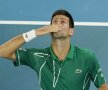 PENTRU KOBE. Novak Djokovic l-a învins pe Roger Federer, scor 7-6(1), 6-4, 6-3, și s-a calificat pentru a OPTA oară în finală la Australian Open! Imediat după meci, sârbul i-a dedicat victoria lui Kobe Bryant, legendarul baschetbalist decedat duminică la numai 41 de ani, care era prietenul și mentorul său. Foto: Reuters