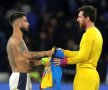 EGALI. Napoli și Barcelona au remizat, 1-1, în turul din optimile Ligii Campionilor. Lionel Messi și Lorenzo Insigne au făcut schimb de tricouri la final (foto: Reuters)