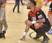 Dinamo a învins-o pe Steaua, 23-22, în Liga Zimbrilor. La final, o fetiță a unuia dintre jucători a acaparat toată atenția. Alireza Mousavi, pivotul „dulăilor”, a oferit imaginea zilei alături de micuță (foto: Cristi Preda, GSP)