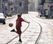 Simbolul speranței la Milano. Evadarea din carantină pentru fotbal. Un copil în tricoul giallorosso al lui Nicolò Zaniolo bate mingea pe o stradă pustie în capitala Lombardiei, cel mai mare focar de coronavirus din Italia. Poza a fost publicată ieri de Corriere della Sera și a devenit imediat virală. „O imagine superbă!", a comentat Fracesca Costa, mama internaționalului de 22 de ani