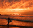 Nu e Apocalipsa, e doar apus de soare văzut de pe plaja Maroubra din Sydney. Australienii au decis să redeschidă după o lună o parte din litoral numai pentru exerciții fizice. Un pasionat de surf s-a grăbit să profite de ocazie. Foto: Guliver/GettyImages 