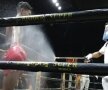 BOX CU DEZINFECTANT. Sportul nu s-a oprit în Nicaragua, unde se dispută inclusiv meciuri de box cu spectatori în sală! Main event-ul a fost meciul câștigat de Robin Zamora cu Ramiro Blanco. Cei doi au putut intra în ring fără mască, însă înainte de meci au fost stropiți cu dezinfectant din cap până în picioare. Foto: Instagram: @tvboxeo