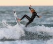 LUPTA CU VALURILE. Surferii au profitat din plin, după ce Australia și Noua Zeelandă au decis să deschidă plajele pentru sport. Ava Henderson, campioană în Noua Zeelandă, a sărit în apă la plaja din Christchurch unde s-a putut antrena în așteptarea deblocării sportului profesionist. Foto: Guliver/GettyImages