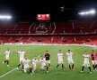 FC Sevilla a câștigat derby-ul orașului, cu Betis, scor 2-0, în primul meci de la reluarea sezonului în La Liga. Jucătorii au sărbătorit în fața tribunelor goale, fanii neavând voie pe stadion din cauza măsurilor anti-COVID-19 (foto: Reuters)