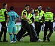 So close! Un fan îmbrăcat în tricoul Argentinei, cu numărul 10 a pătruns pe teren pentru un selfie cu Messi în timpul meciului Mallorca-Barcelona 0-4, jucat cu porțile închise, dar stewarzii au intervenit și l-au scos de pe teren înainte să-și ducă planul la bun sfârșit. Puștiul a început să plângă (foto: Getty Images)