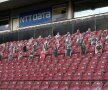 GALERIE ÎN PANDEMIE. CFR Cluj a preluat ideea de la cluburile din Vest și a avut suporteri pe stadion la derby-ul cu CFR Cluj. Galeria improvizată le-a purtat noroc ardelenilor, care s-au impus cu 1-0 și s-au desprins decisiv în fruntea clasamentului. Foto: Raed Krishan
