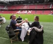CINĂ LA IARBĂ VERDE. Ajax și-a transformat stadionul rămas nefolosit după încheierea prematură a campionatului. Pe „Johan Cruijff Arena”, doritorii pot cina la restaurantul inedit deschis la marginea gazonului. În „pachet” este inclusă și o vizită în zona vestiarelor stadionului. Prețurile variază între 50 și 100 de euro. Sursa foto: twitter Johan Cruijff Arena