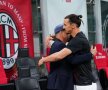 PRIETENI. Cu ani în urmă, când Mihajlovic era jucător la Inter și Ibrahimovic la Juventus, cei doi au fost la un pas de bătaie într-un derby încins. Cei doi s-au împrietenit mai apoi și păstrează și acum o relație apropiată. Sâmbătă seara, au fost adversari în AC Milan - Bologna 5-1, dar înainte de meci s-au îmbrățișat (foto: facebook/acmilan)