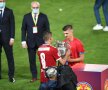 IA-O TU! Vașvari i-a înmânat rivalului Tănase trofeul Cupei României. Acesta a fost protocolul neobișnuit de premiere. Arbitrii și covăsnenii și-au luat singuri medaliile FOTO: Raed Krishan