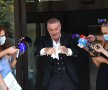 GIGI BECALI, DEZLĂNȚUIT! Patronul celor de la FCSB s-a prezentat la sediul LPF, nemulțumit de noul contract propus de deținătorul drepturilor TV. După ce a rupt mai multe documente și le-a călcat în picioare, Becali l-a umilit pe Luțu, angajatul său, ordonându-i: „Băi, Luțule, vino aici și fă curățenie!”. Foto: Raed Krishan