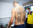 Revenit în cantonamentul naționalei, Vlad Chiricheș a impresionat pe toată lumea prin tatuajele de pe spate, cu scene biblice. FOTO: frf.ro
