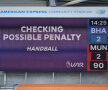 VAR UNITED. Moment incredibil la Brighton - Manchester United 2-3. Arbitrul partidei a dictat penalty, după ce fluierase finalul meciului! La ultima fază, gazdele au comis un henț clar în careu, iar „centralul” a fost nevoit să reia partida cu o lovitură de pedeapsă, transformată de Bruno Fernandes în minutul 90+10! Foto: Guliver/GettyImages