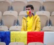 Un fan devotat, venit din Craiova, a susținut-o pe Simona Halep în meciul cu Irina Begu, de la Roland Garros. „Îl observ tot timpul pe la turnee și îi mulțumesc pentru susținerea necondiționată”, a spus Simona. În turul 3, ea va evolua împotriva americancei Amanda Anisimova FOTO: Reuters