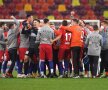 DESCĂTUȘARE. Jucătorii de la FCSB au trecut peste eliminarea din Europa League și problemele cu COVID-19 și au obținut o victorie vitală în Derby de România, scor 3-2. Au sărbătorit succesul pe teren, chiar în fața rivalilor. Foto: Raed Krishan