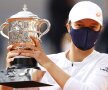 Iga Swiatek (19 ani, 54 WTA) a cucerit titlul la Roland Garros 2020, după o finală cu Sofia Kenin (21 de ani, 6 WTA), scor 6-4, 6-1. Datorită victoriei, poloneza va urca până pe locul 17 în clasamentul WTA! (foto: Guliver/Getty Images)