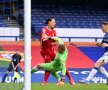 COLOSUL RĂNIT. Van Dijk a ieșit accidentat în minutul 11 al derby-ului dintre Everton și Liverpool, scor 2-2, scos din joc de portarul Pickford. Primul meci în care olandezul nu a fost integralist din septembrie 2018! Foto: Guliver/GettyImages 