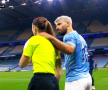 Scenă controversată cu Aguero în prim-plan, la City - Arsenal 1-0. Argentinianul, vizibil nemulțumit de o decizie a arbitrei de tușă Sian Massey-Ellis, a apucat-o de gât pe aceasta. Potrivit regulamentelor, ar fi putut fi avertizat sau chiar eliminat, dar acest lucru nu s-a întâmplat.