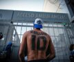 Suporterii lui Maradona stau zi și noapte în faţa spitalului Olivos, din Buenos Aires, unde Diego a fost operat pentru a i se îndepărta un hematom subdural. Unul dintre fani avea numele lui Diego și numărul 10 tatuate pe spate. 