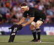 IDOL. Înaintea meciului de rugby, dintre Argentina și Noua Zeelandă, „All Blacks” l-au omagiat pe Diego Maradona. Căpitanul Sam Cane a așezat pe gazon un tricou cu numărul 10 și numele Maradona, sub privirile emoționate ale tuturor (foto: Guliver/Getty Images)