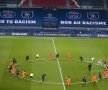 NO TO RACISM.  PSG și Istanbul Bașakșehir, plus brigada de arbitri au protestat împotriva rasismului înainte de reluarea meciului întrerupt marți. Aceștia au îngenuncheat la mijlocul terenului, cu pumnul ridicat, asemenea protestelor „Black Lives Matter” (foto: Imago)