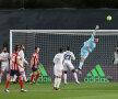 Real Madrid s-a impus cu Atletico, 2-0, datorită reușitei lui Casemiro și a autogolului lui Oblak, dar și a prestației stelare a lui Thibaut Courtois, care a ținut poarta închisă pentru al treilea meci consecutiv. Atletico rămâne în fruntea LaLiga, dar numai la 3 puncte de rivala din oraș. FOTO Guliver/Getty Images