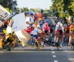 Accidentul lui Fabio Jakobsen, care deja izbise mantinela. I se vede bicicleta în aer, Sursă foto: Imago