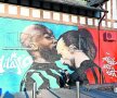 AFIȘUL E GATA! Milano a intrat în febra derby-ului de duminică. Chiar lângă San Siro, a apărut „afișul" șocului Milan-Inter. O pictură pe zid, opera Stefaniei Marchetto și a lui Marco Mantovani, sub titlul „Față în față, inimă la inimă", reprezentând ciocnirea uriașilor Lukaku și Ibrahimovic. Remake-ul episodului din „sfertul" Cupei, în care cei doi s-au insultat și au fost la un pas de bătaie în pauză. 