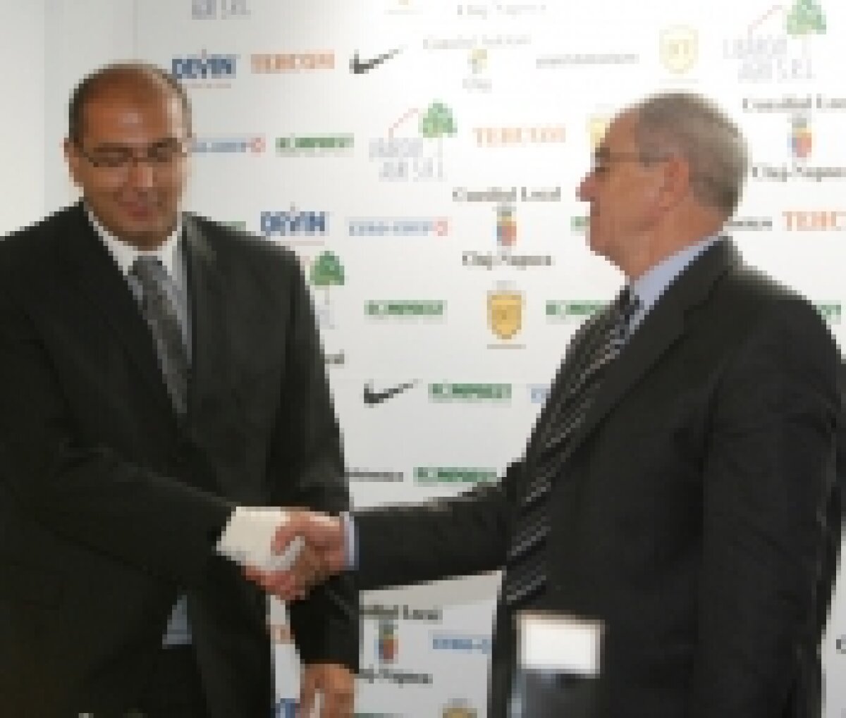 FOTO  » Hizo e manager general la U Cluj: "Nu aducem jucători de pe DVD-uri sau internet" ;)