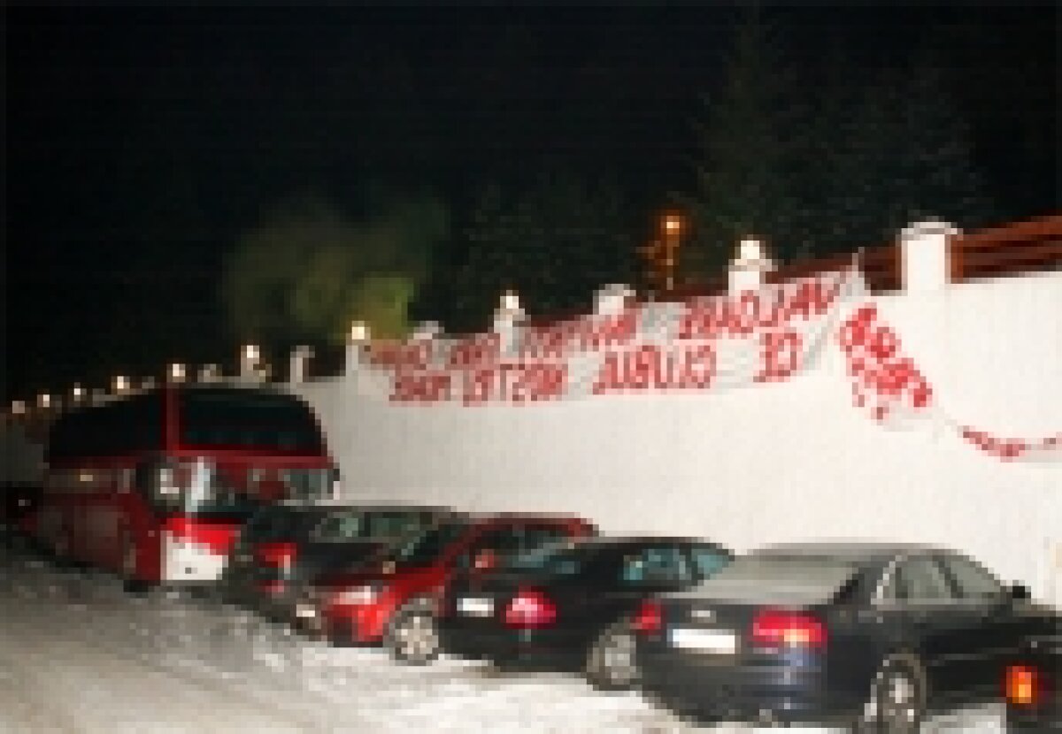 FOTO » Petrecerea lui Cristi Borcea a fost tulburată de bannerele ultraşilor dinamovişti