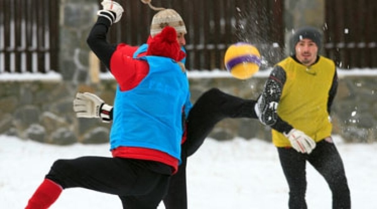 FOTO » Dinamoviştii s-au jucat astăzi pentru prima oară cu mingea în 2010