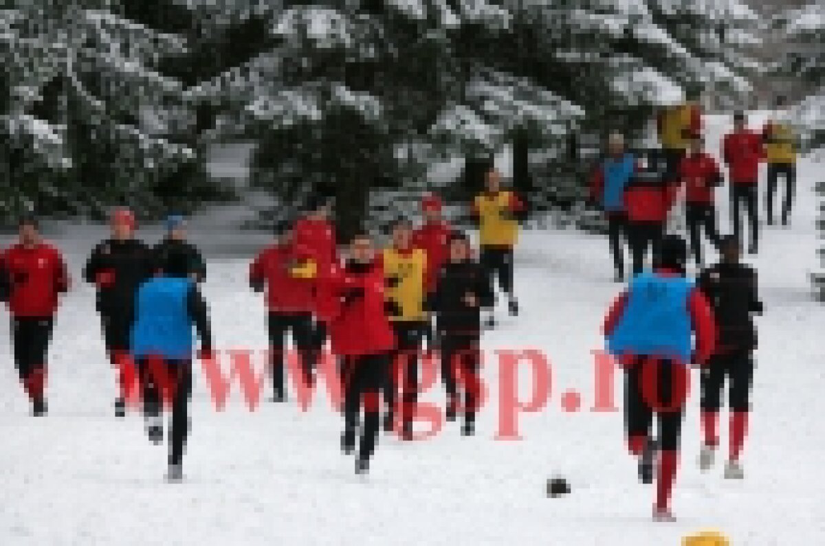 FOTO » Dinamoviştii s-au jucat astăzi pentru prima oară cu mingea în 2010