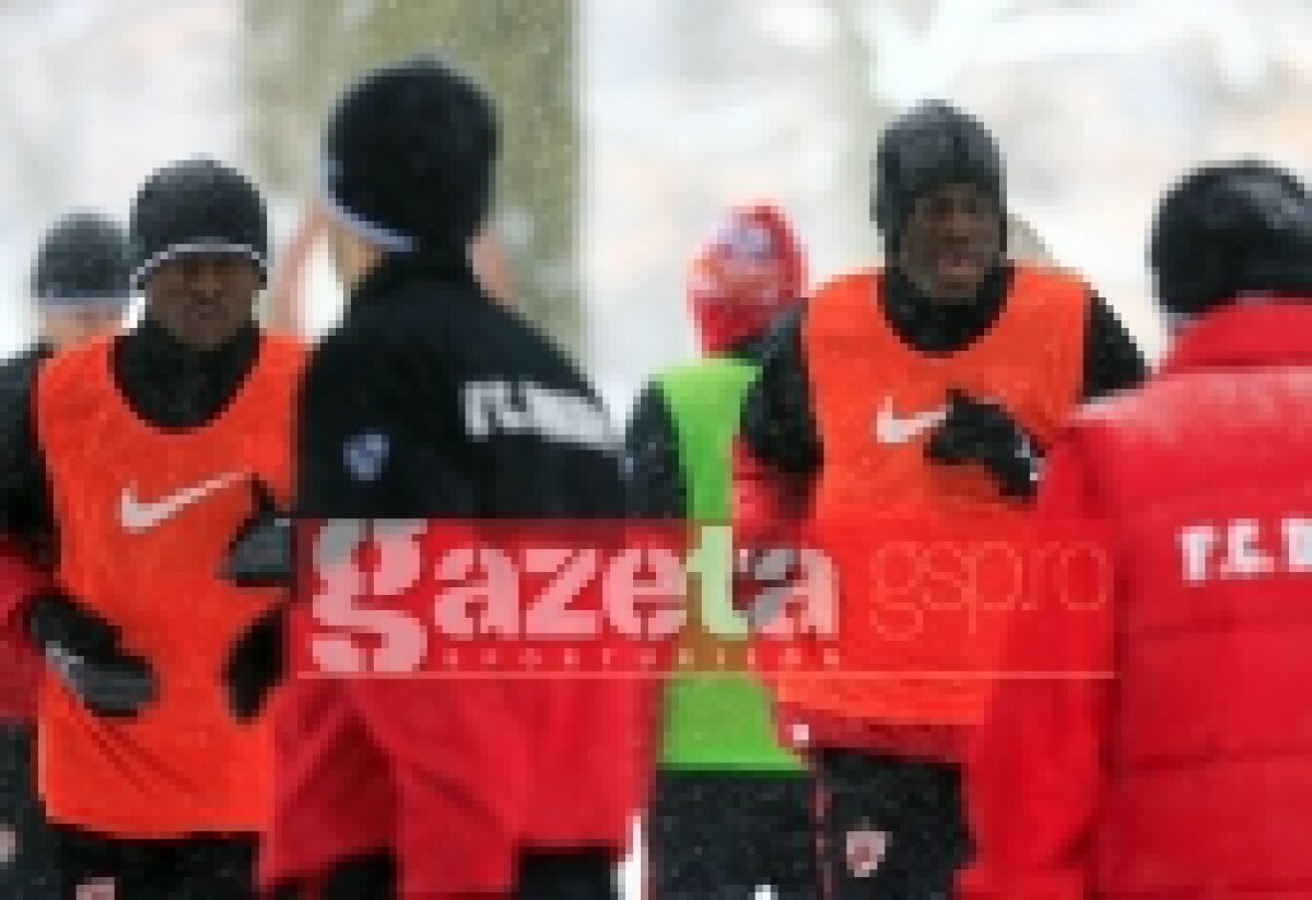 FOTO / Dinamoviştii au fost încurcaţi de zăpadă la antrenamentul de azi