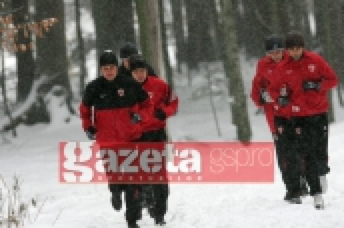 FOTO / Dinamoviştii au fost încurcaţi de zăpadă la antrenamentul de azi