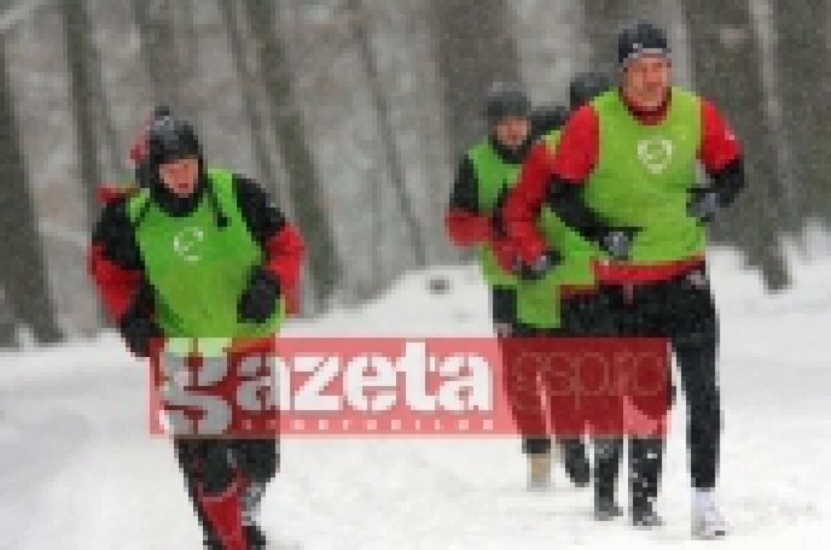 FOTO / Dinamoviştii au fost încurcaţi de zăpadă la antrenamentul de azi