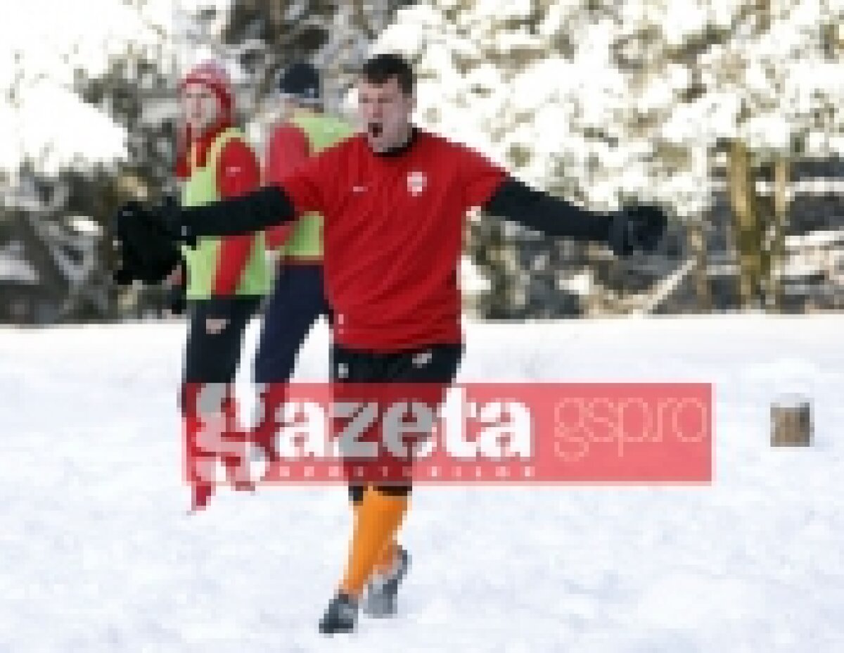 FOTO / Dinamoviştii au jucat fotbal printre nămeţii de la Poiana Braşov