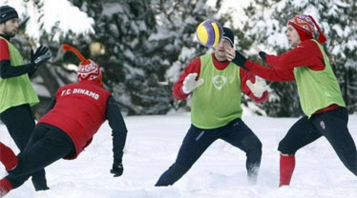 FOTO / Dinamoviştii au jucat fotbal printre nămeţii de la Poiana Braşov
