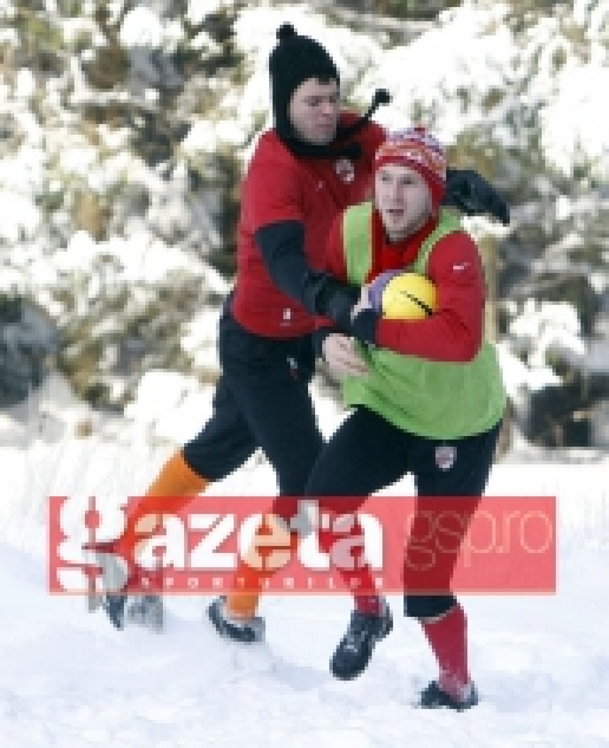 FOTO / Dinamoviştii au jucat fotbal printre nămeţii de la Poiana Braşov