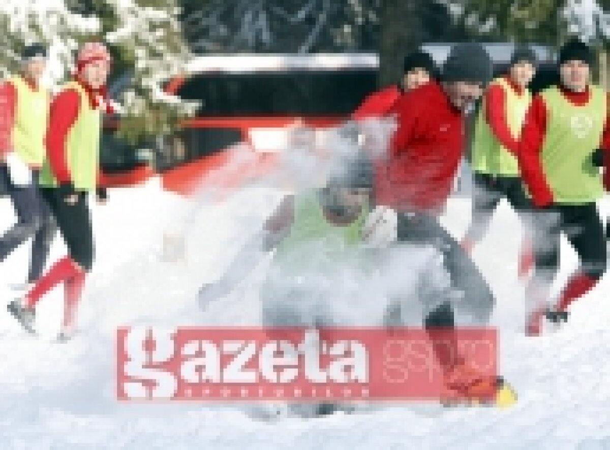 FOTO / Dinamoviştii au jucat fotbal printre nămeţii de la Poiana Braşov