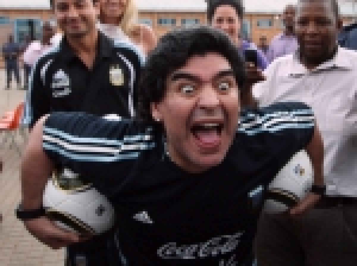 Maradona s-a dat în spectacol în Africa de Sud » "Bufonul Diego"
