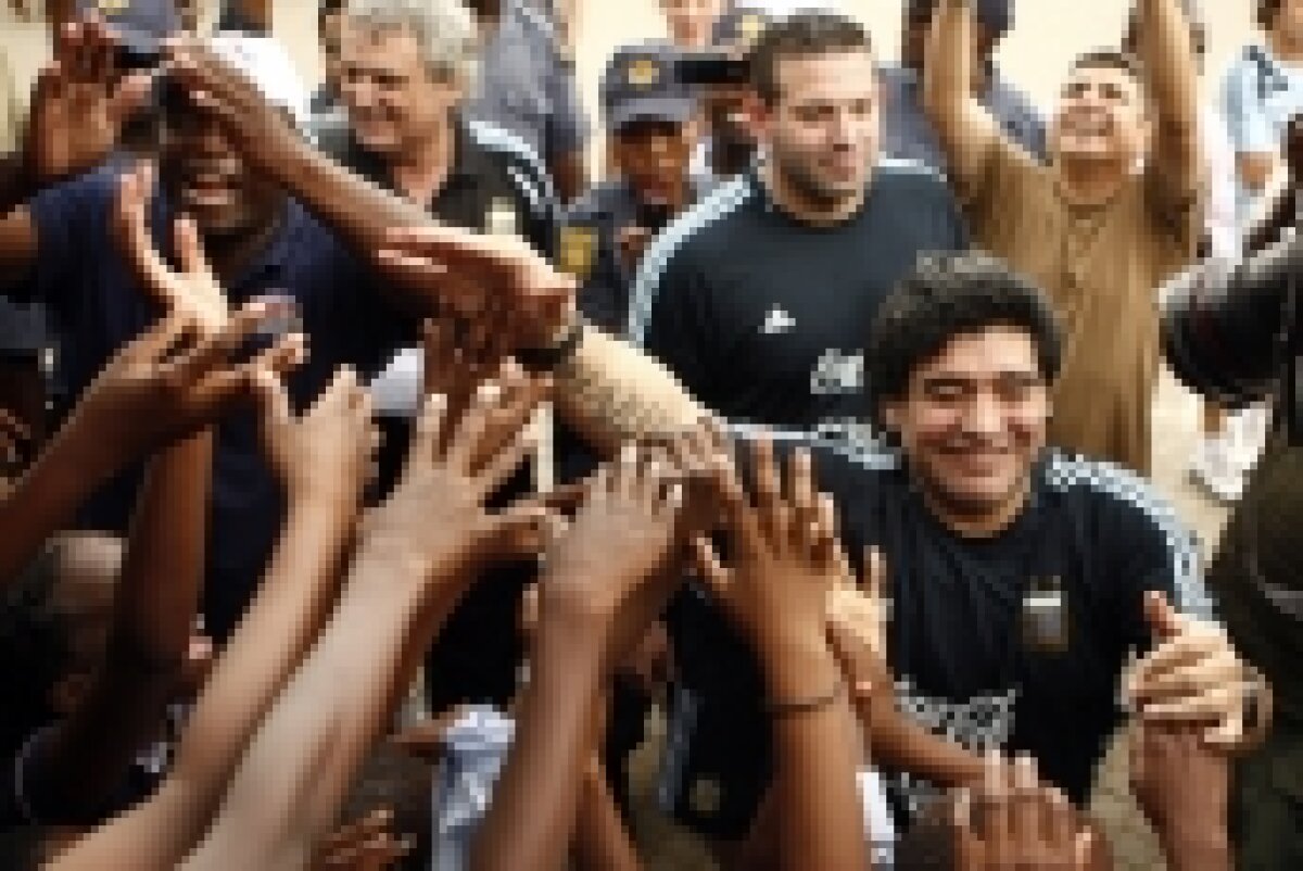 Maradona s-a dat în spectacol în Africa de Sud » "Bufonul Diego"