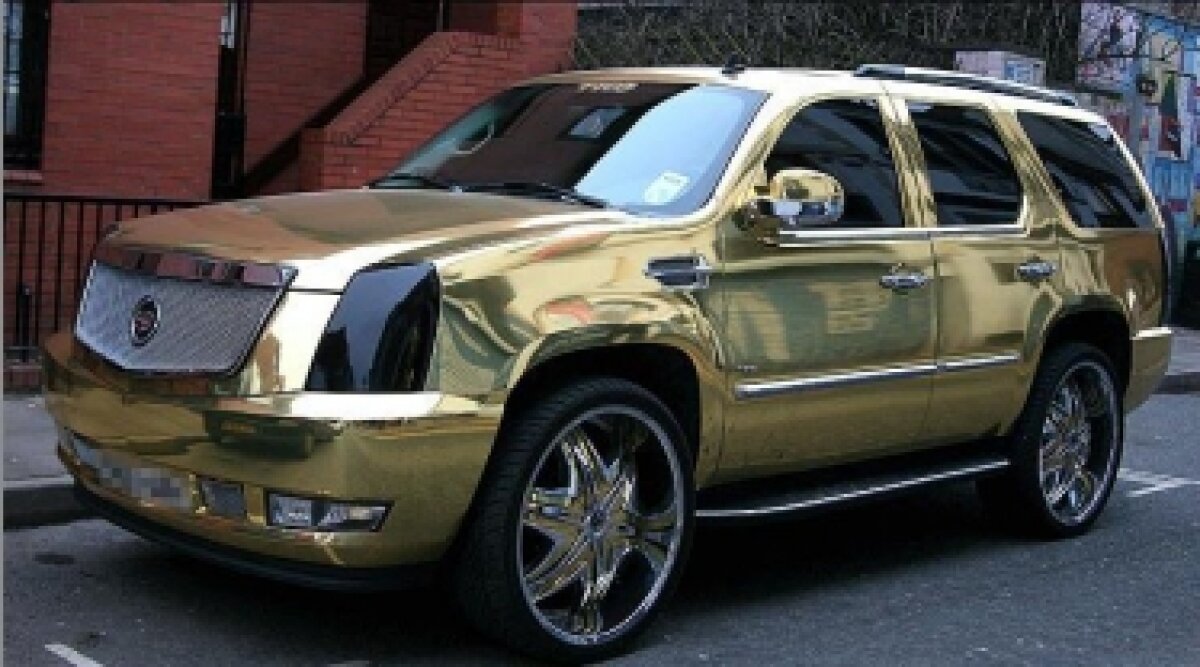 Extravaganţă sau lipsă de inspiraţie în Premier League? Vezi ce maşini are Diouf!