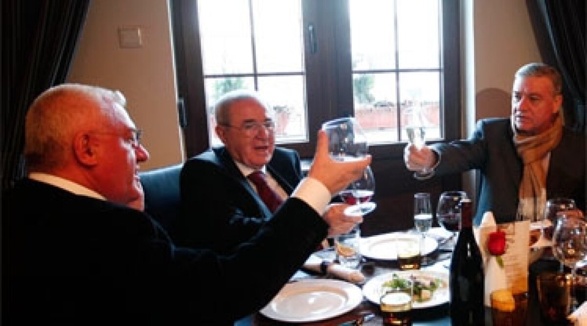 FOTO EXCLUSIV / Mircea Sandu a făcut cinste cu ocazia realegerii la şefia FRF