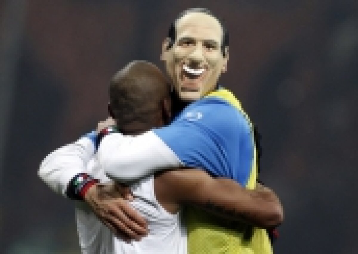 "Matrix" l-a ironizat pe Berlusconi » O mască rîde... Milan plînge