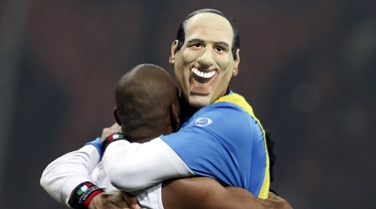 "Matrix" l-a ironizat pe Berlusconi » O mască rîde... Milan plînge