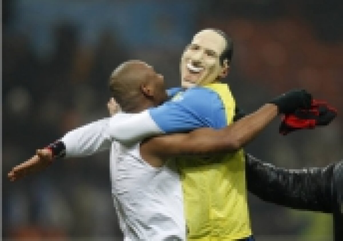 "Matrix" l-a ironizat pe Berlusconi » O mască rîde... Milan plînge