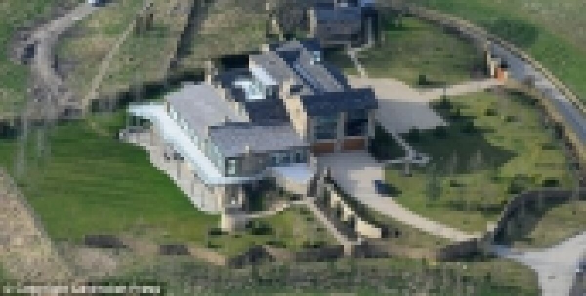 Gary Neville îşi face o casă-buncăr de 8 milioane de lire. Vezi cum arată construcţia!