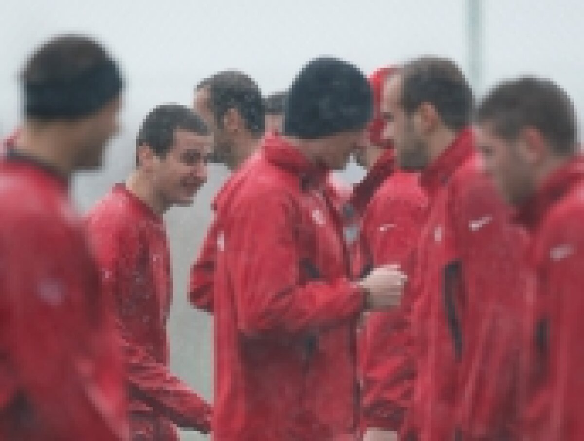 FOTO / Dinamoviştii sînt ghinionişti. Plouă torenţial în Antalya :S