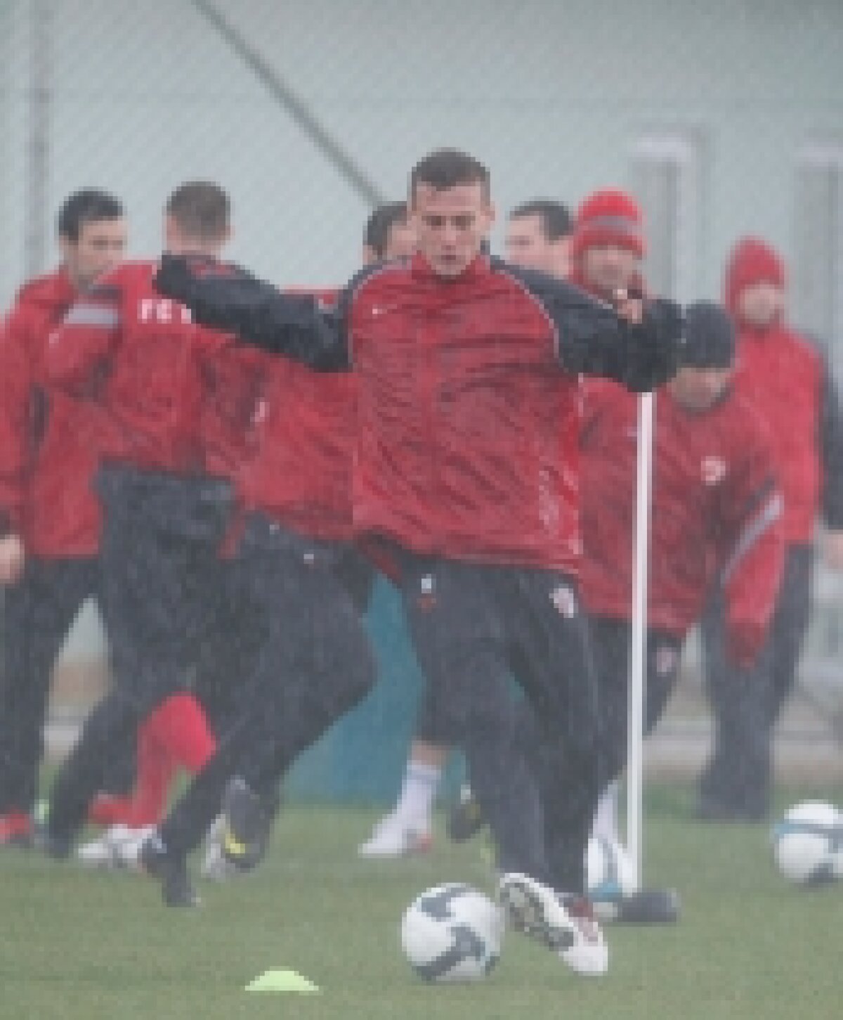 FOTO / Dinamoviştii sînt ghinionişti. Plouă torenţial în Antalya :S